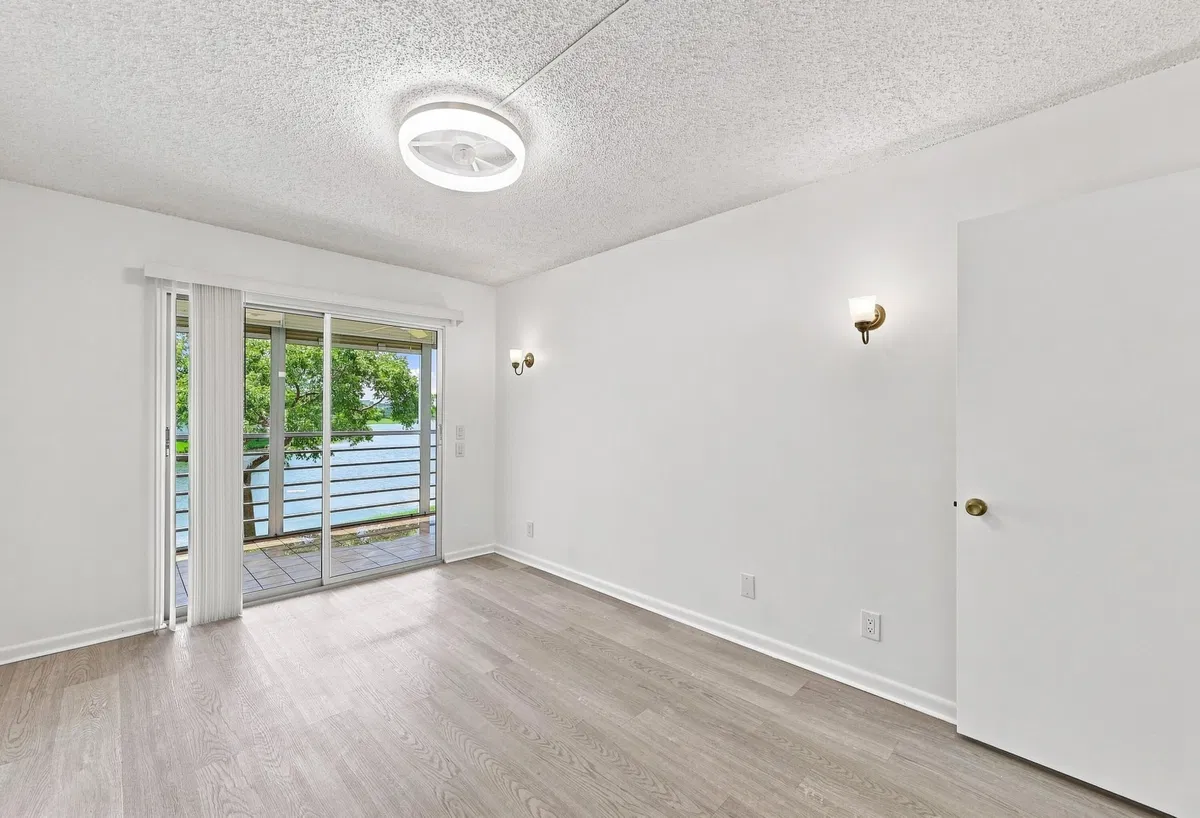 Residence photo 16