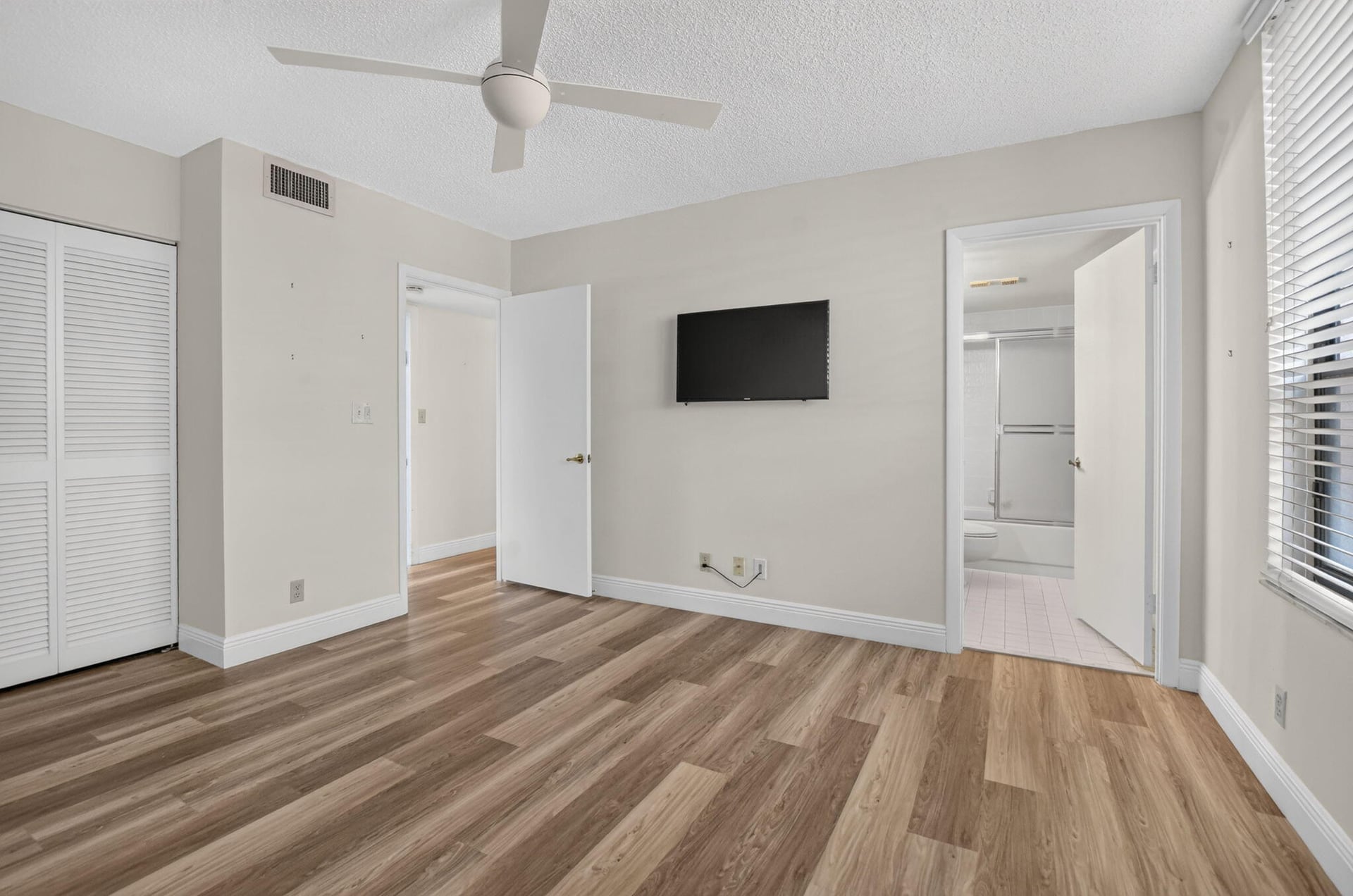 Unit 101 photo 28