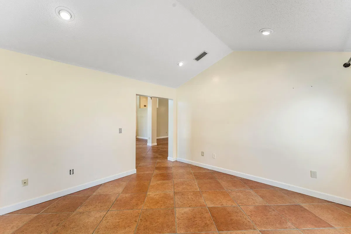 Residence photo 16
