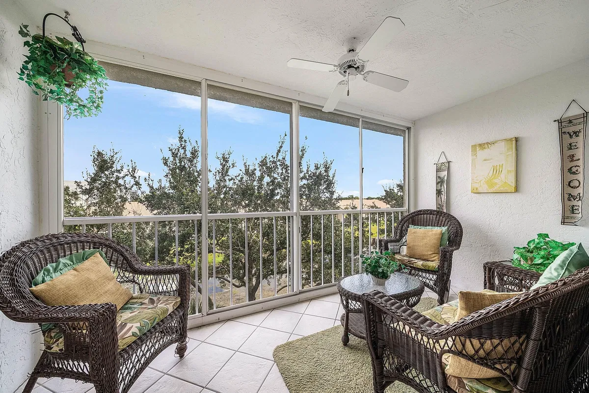 Unit 402 photo 25