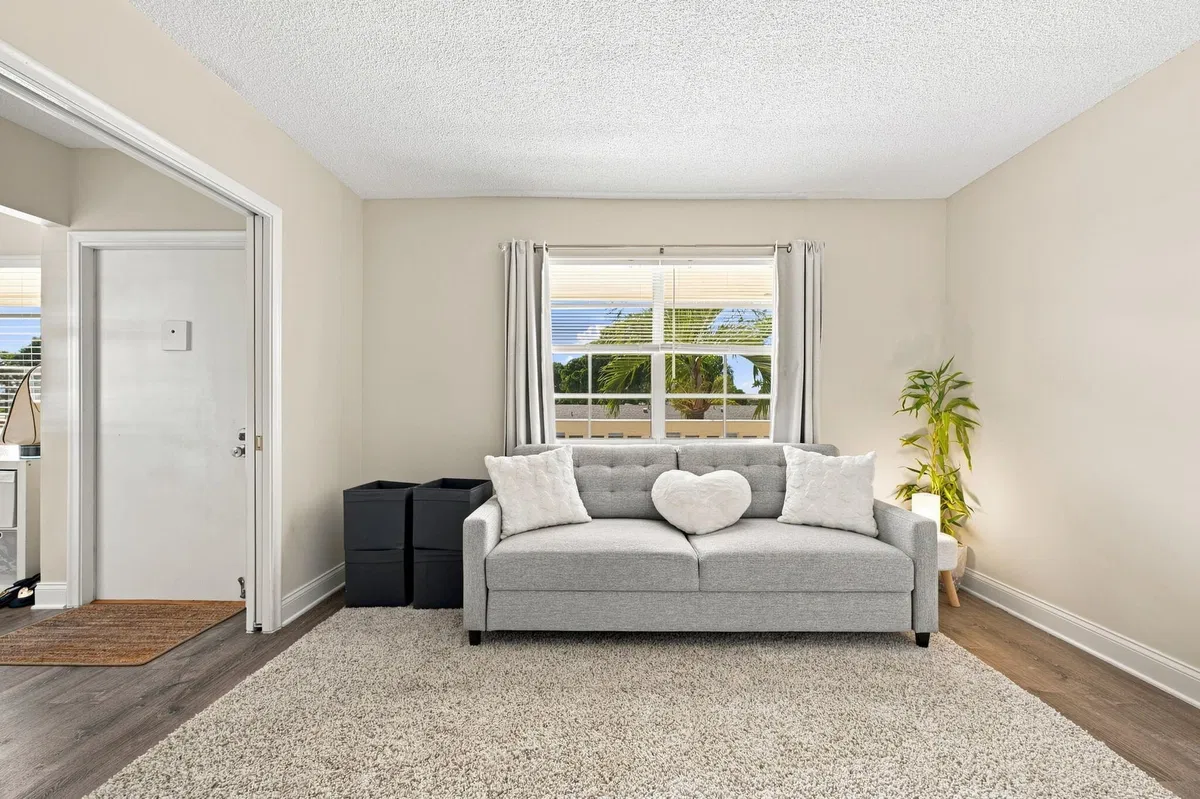 Unit 203 photo 4