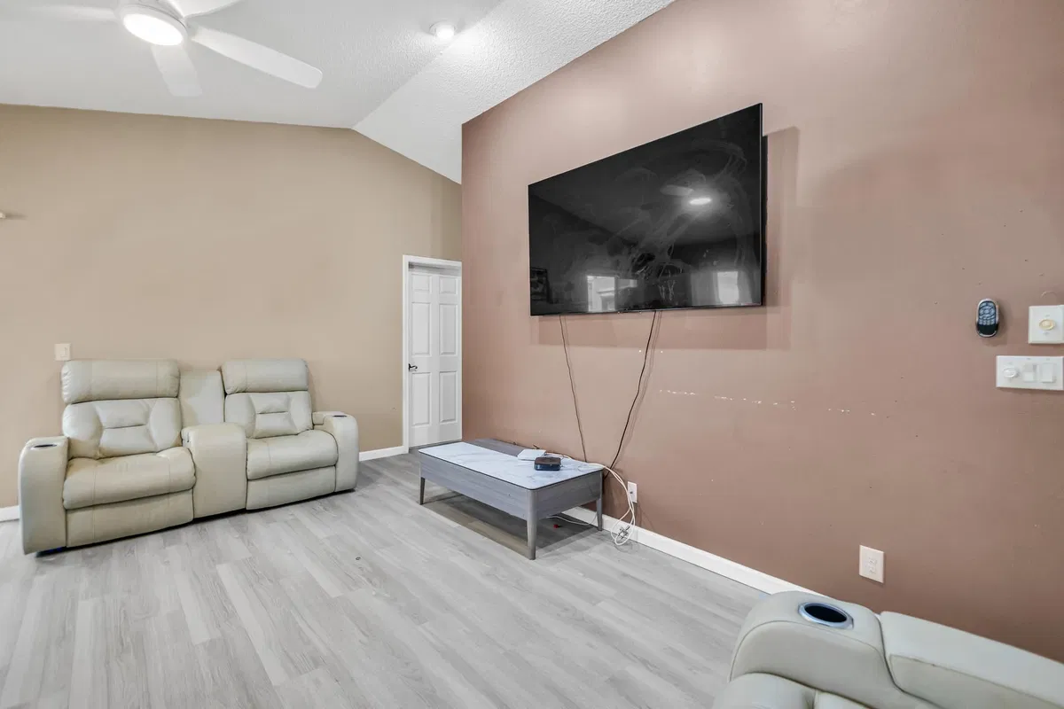 Residence photo 16