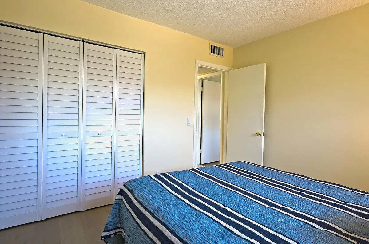 Unit D18 photo 13