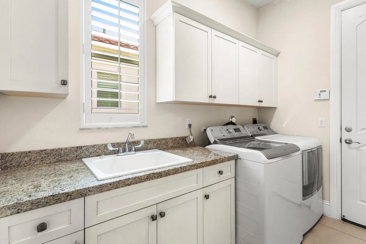 Residence photo 16