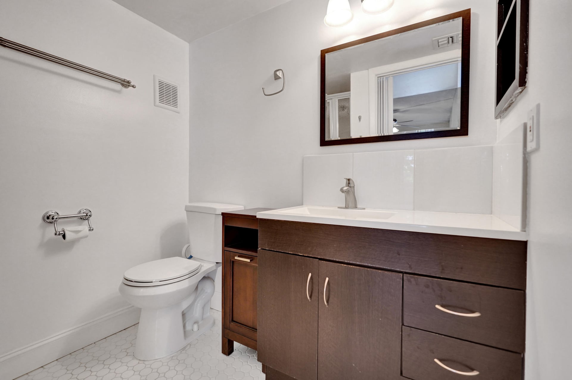 Unit B 70 photo 13