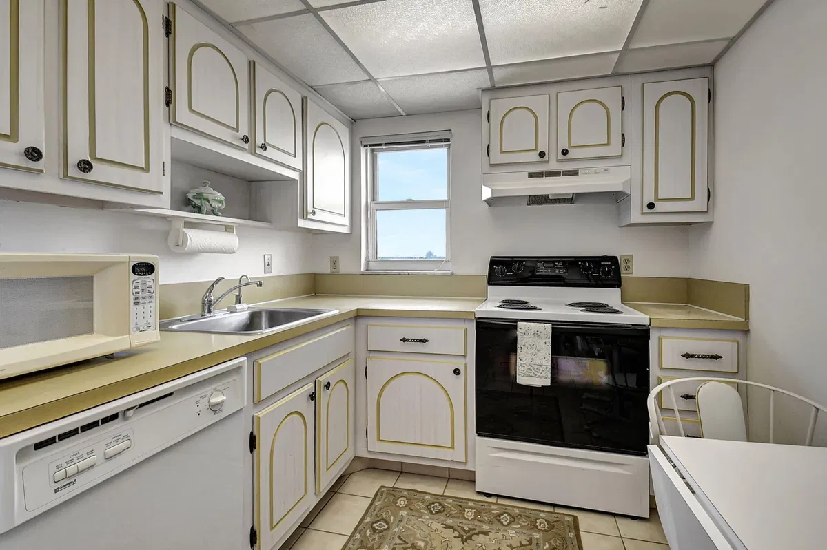 Unit 401 photo 22