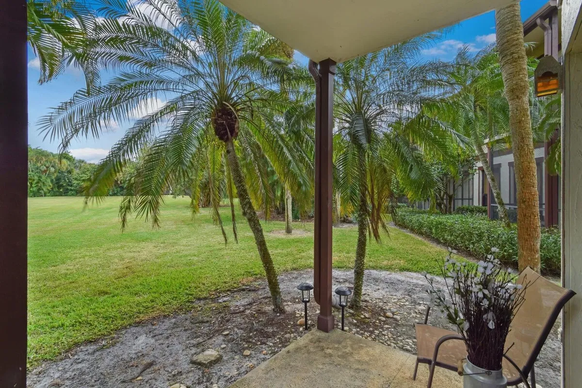 Unit 250 photo 16