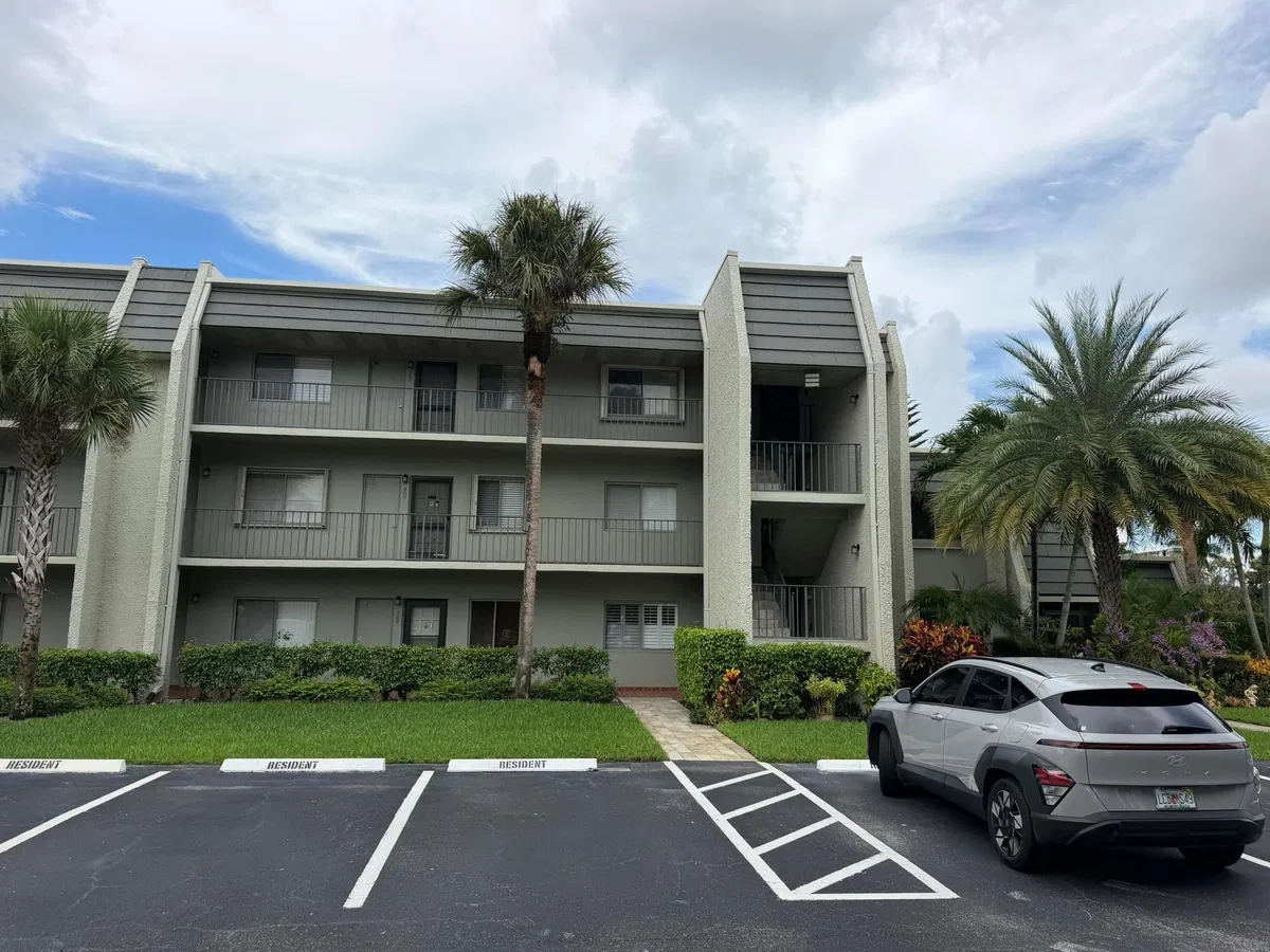 Unit 208 photo 4