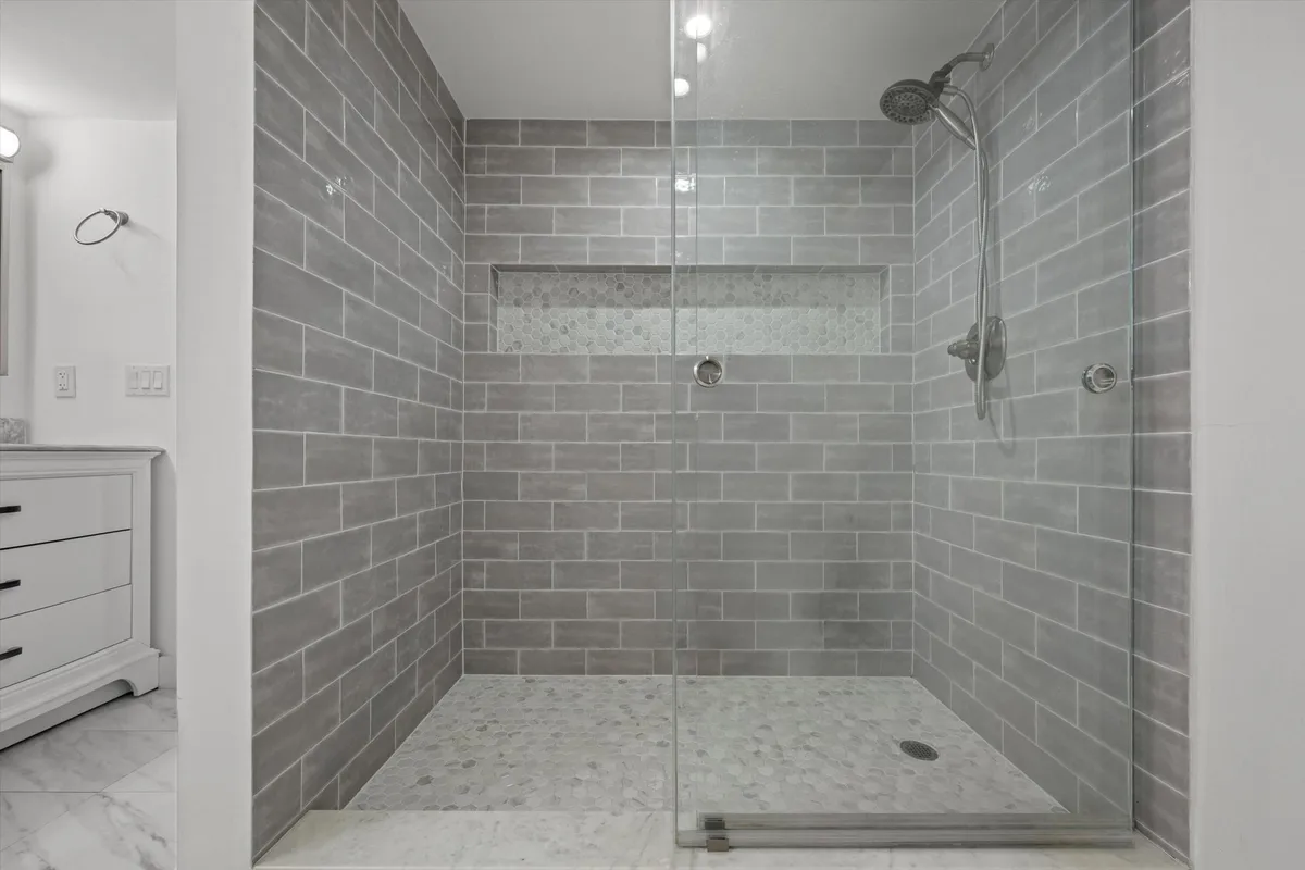 Unit 203 photo 16