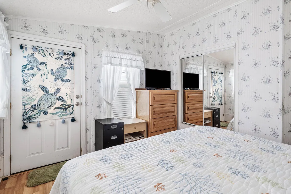 Unit H photo 13