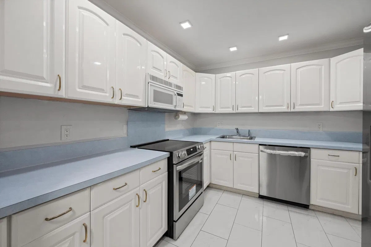 Unit 208 photo 4
