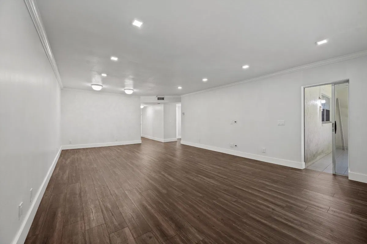 Unit 208 photo 10