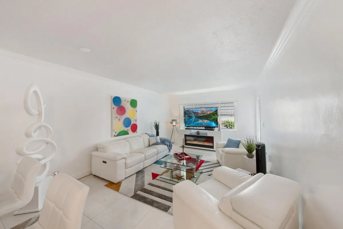 Unit 206 photo 4