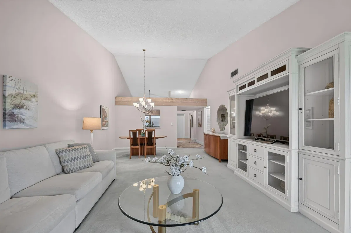 Unit 204 photo 4