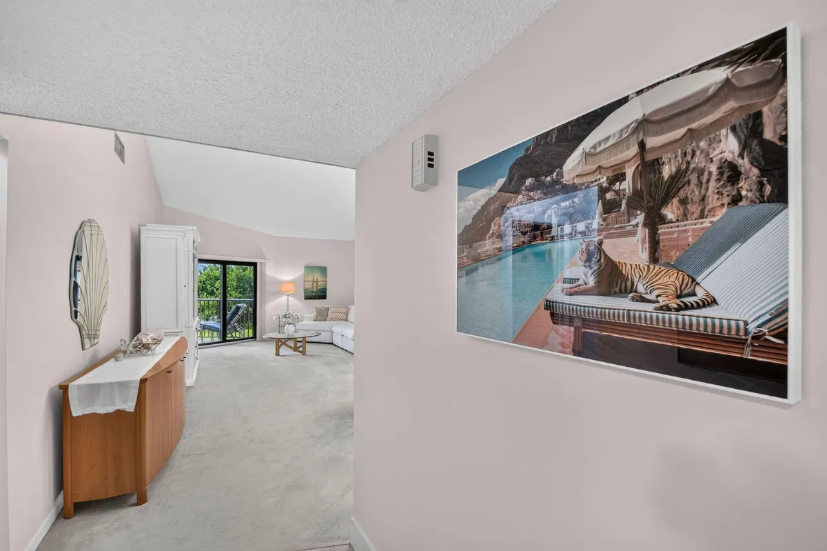 Unit 204 photo 10