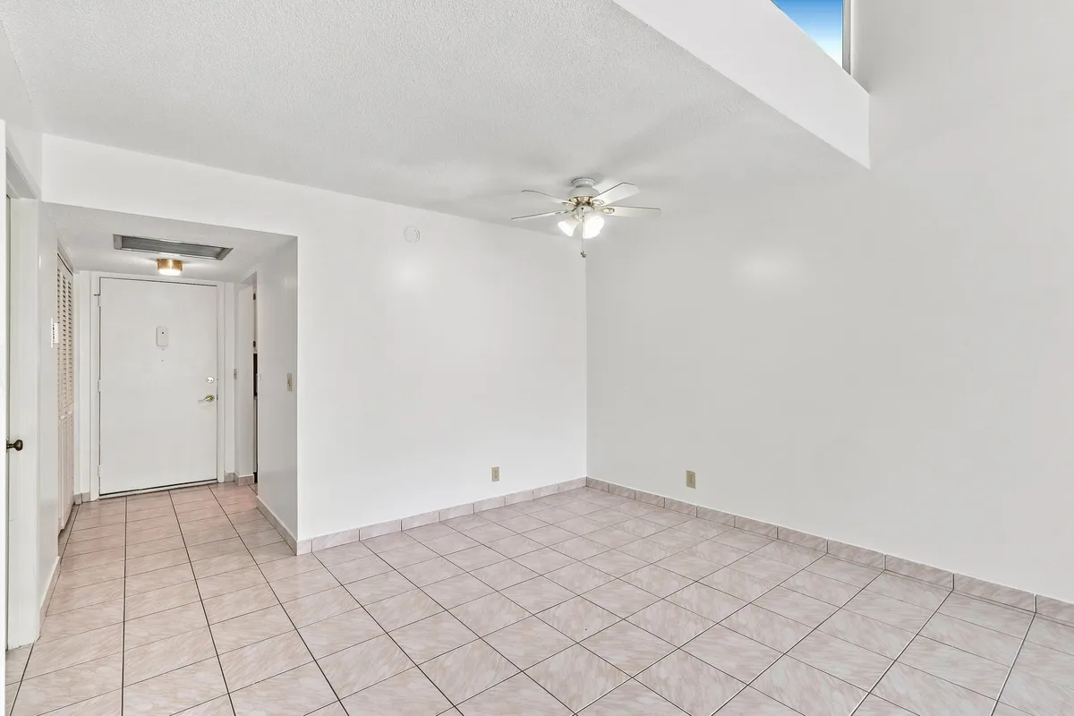 Unit 137 photo 10