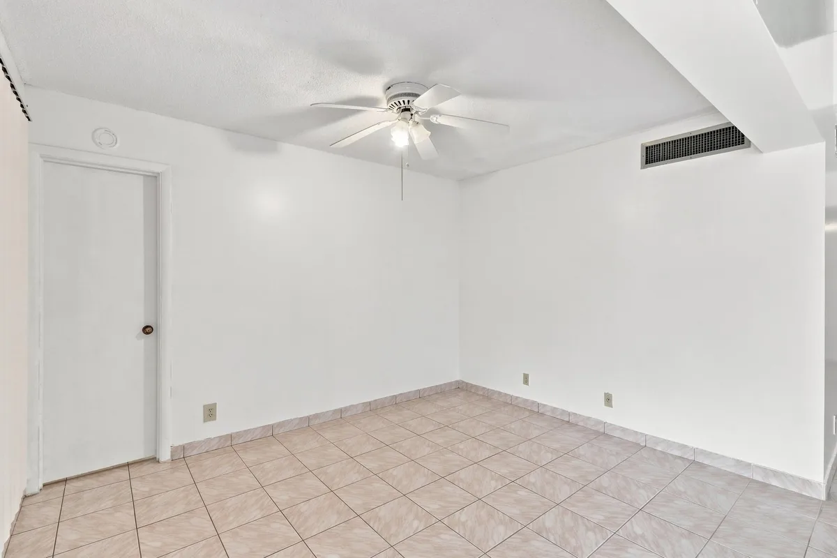 Unit 137 photo 19