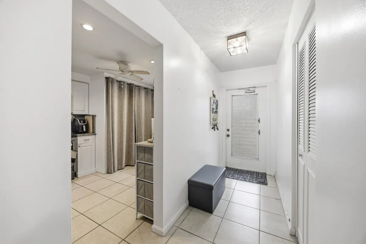 Unit 1070 photo 4