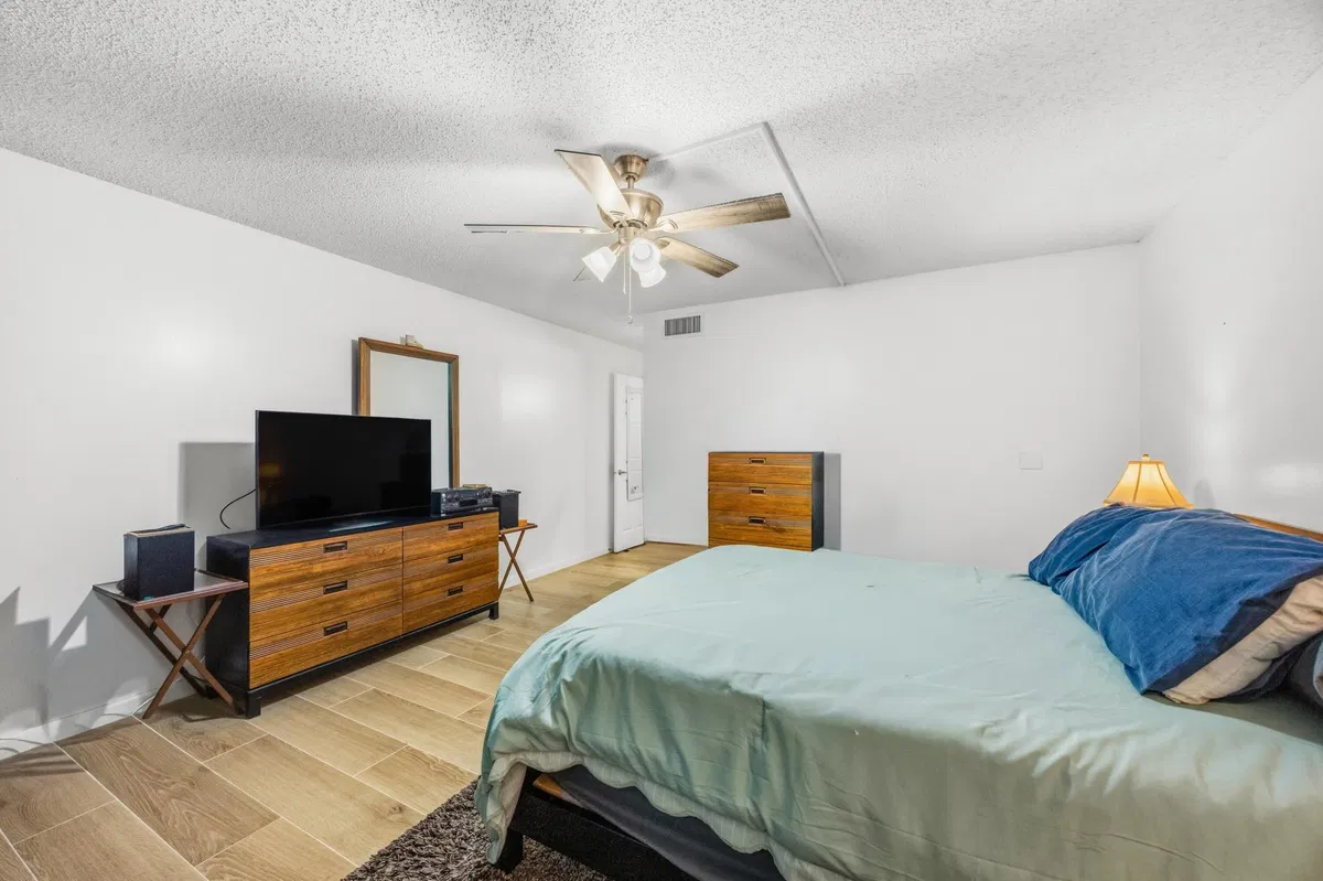 Unit 1070 photo 13