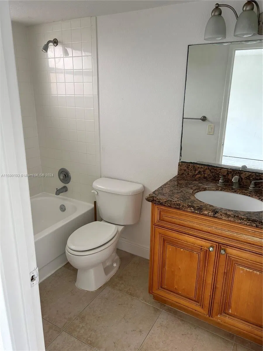 Unit H photo 7