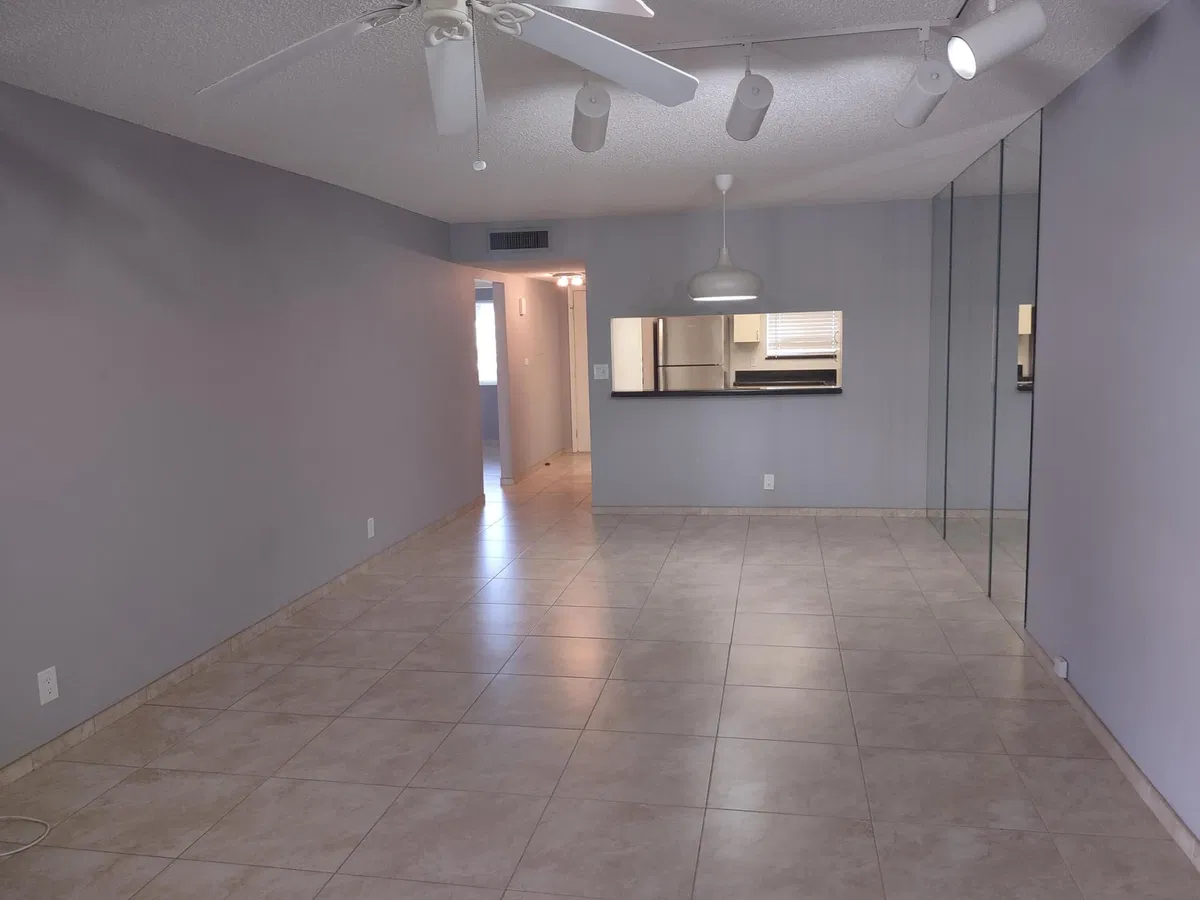 Unit 207 photo 4