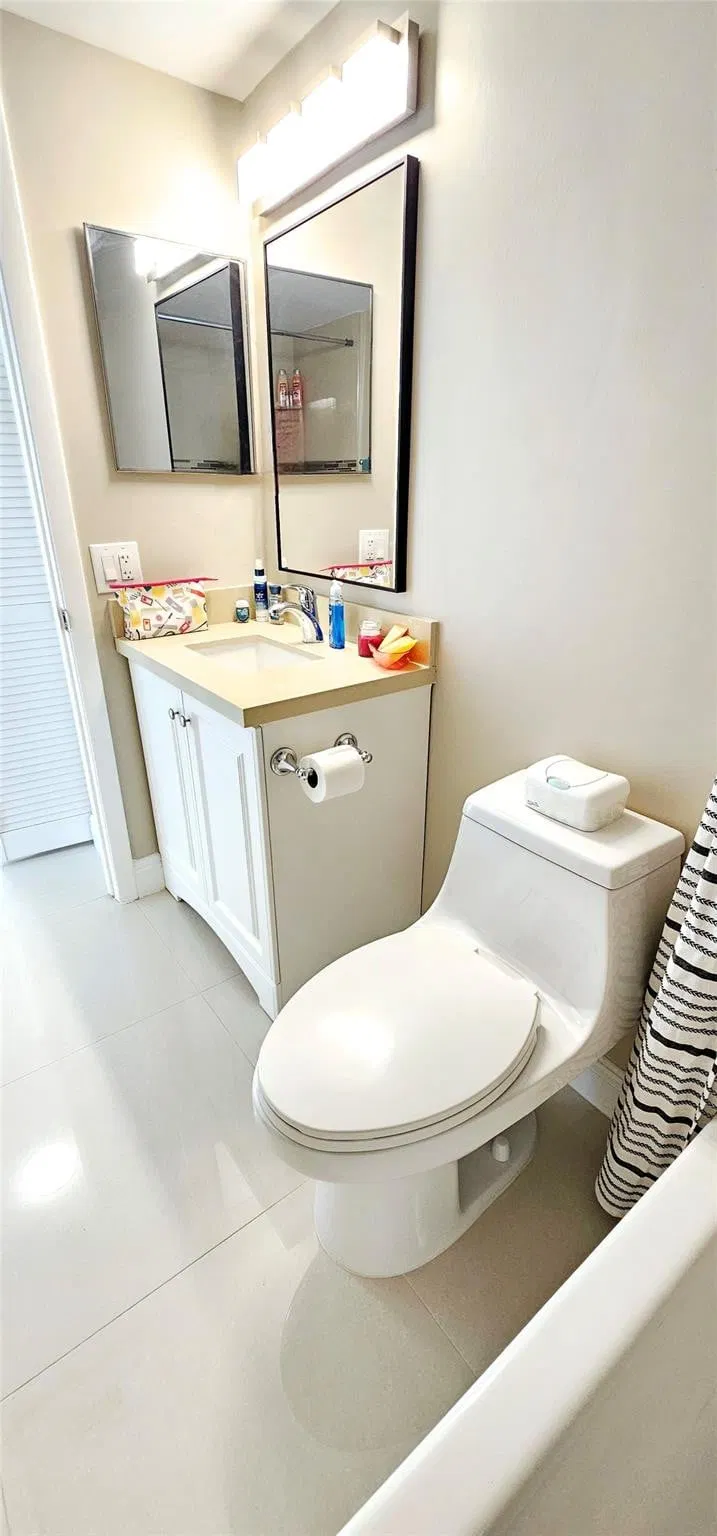 Unit H photo 31