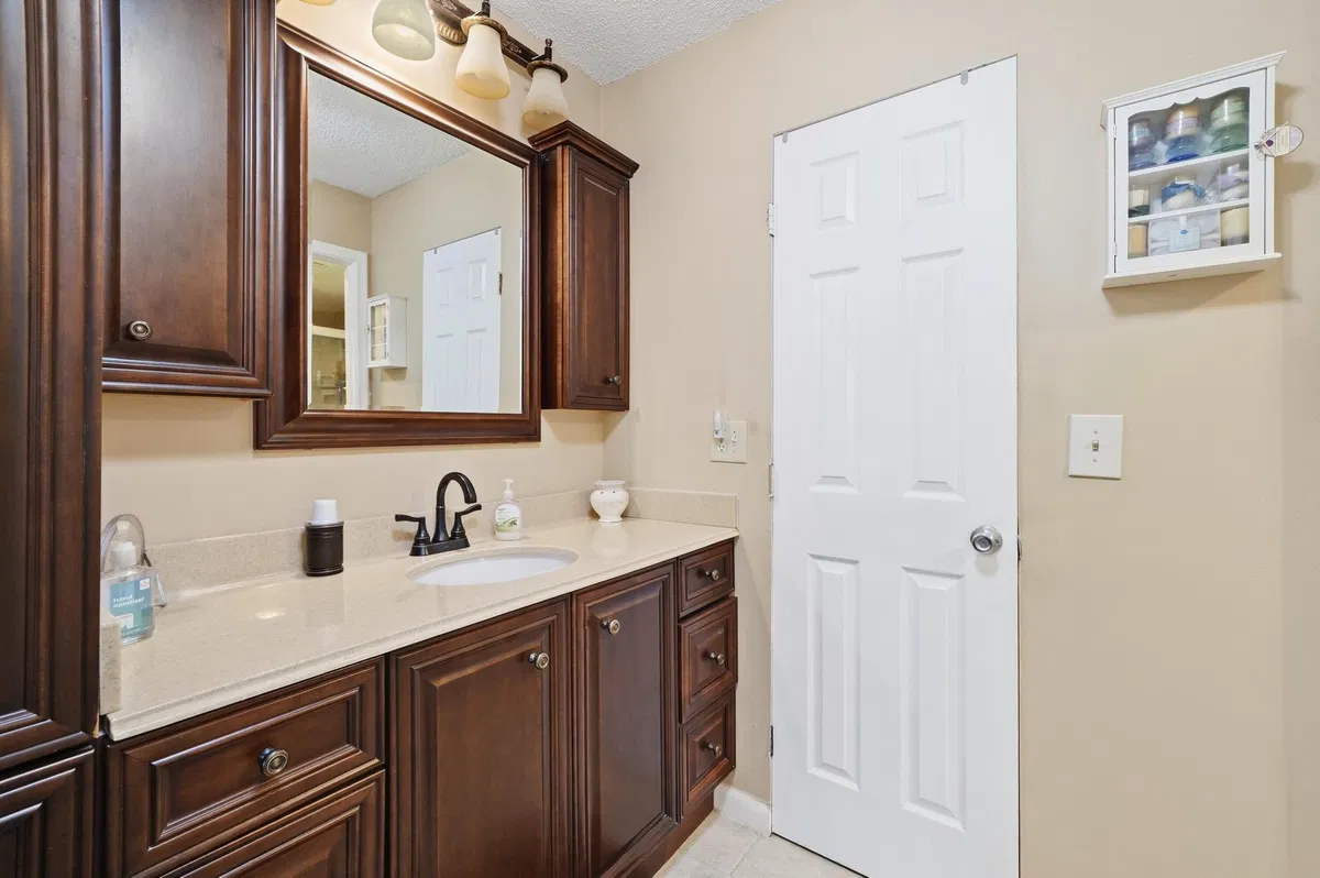 Unit 102 photo 7