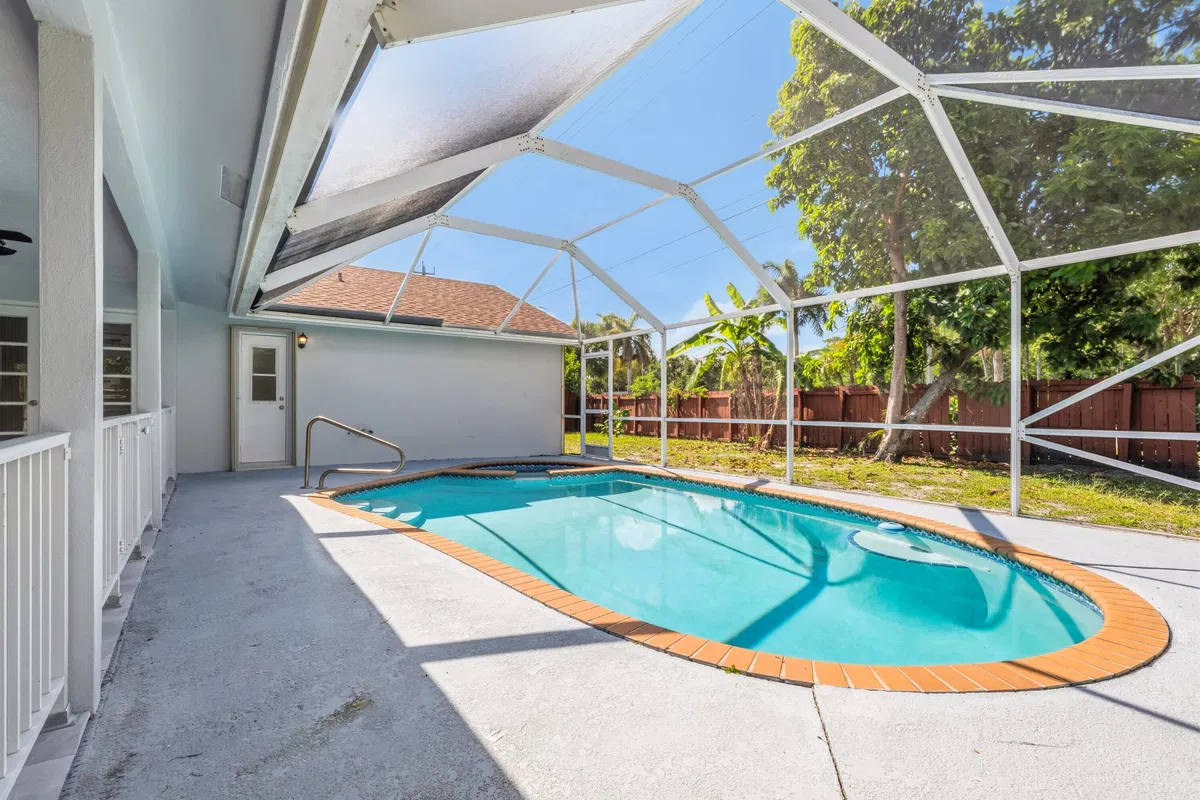  Residence photo 34