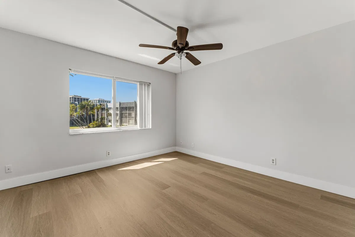 Unit 208 photo 16