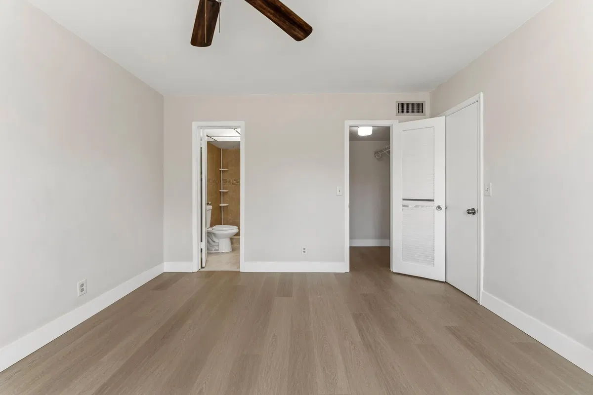 Unit 208 photo 19