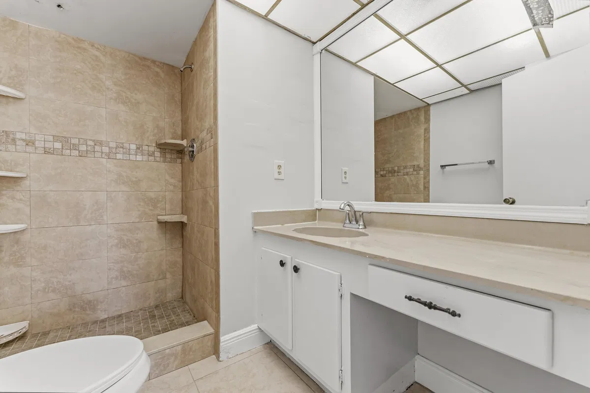 Unit 208 photo 22