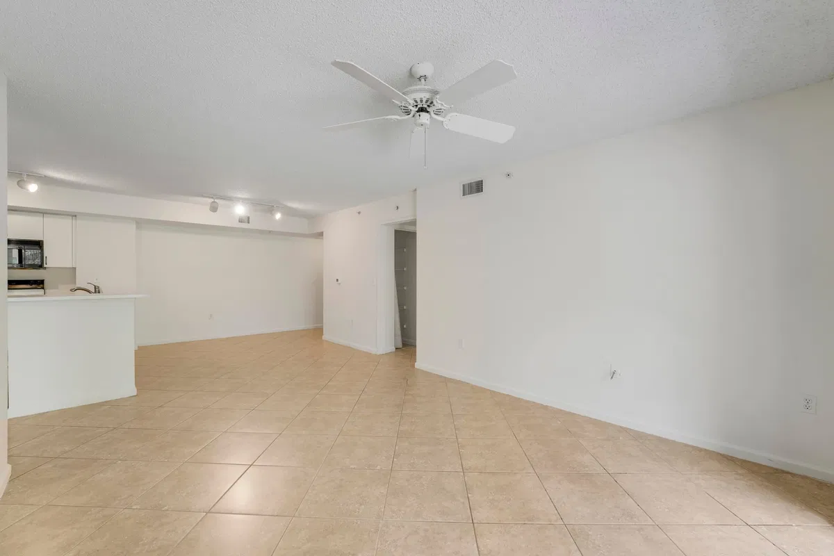 Unit 8106 photo 13