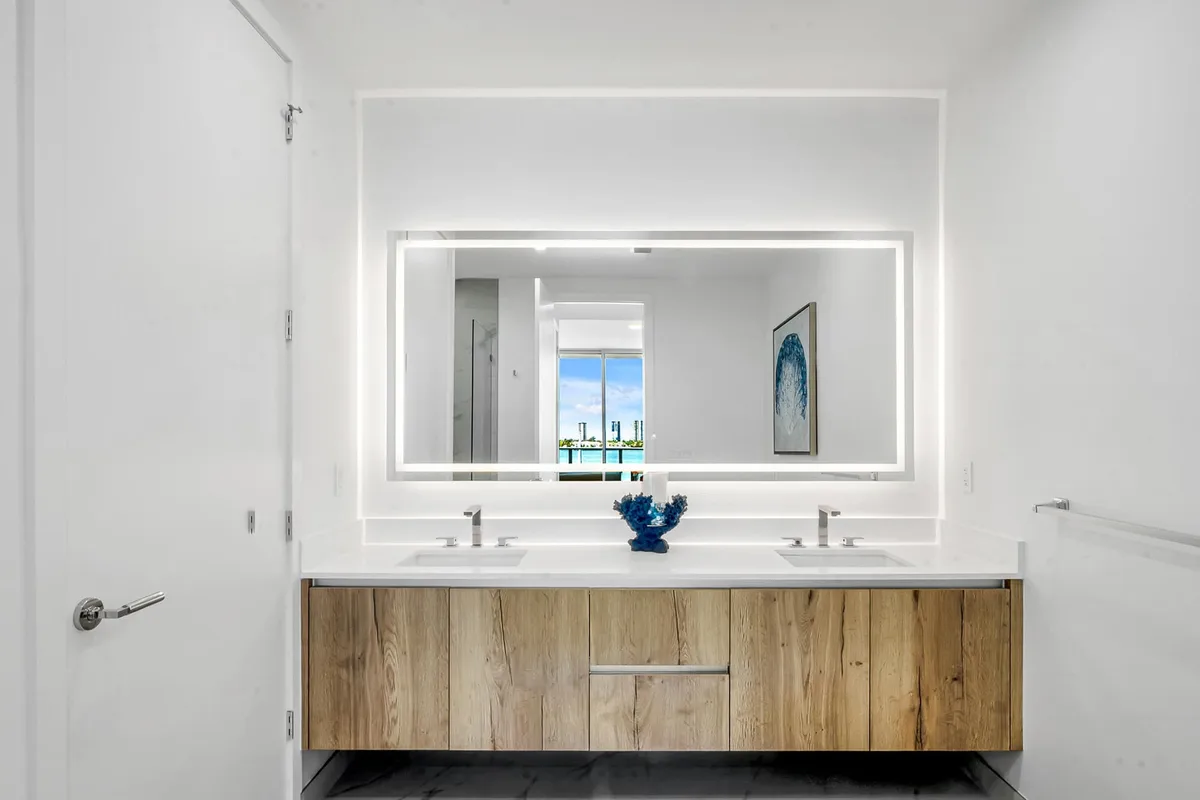 Nautilus 220 Unit 502 photo 40