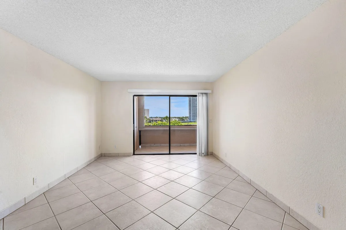  Unit 413 photo 13