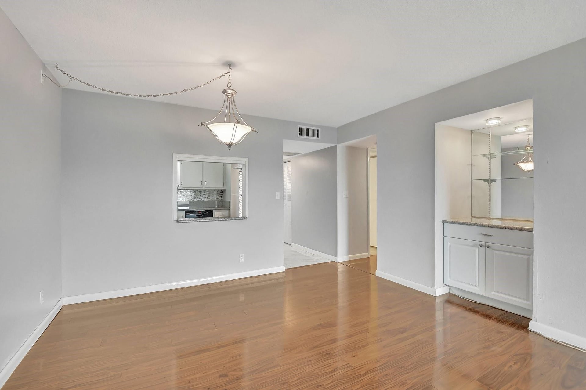Unit 303 photo 4