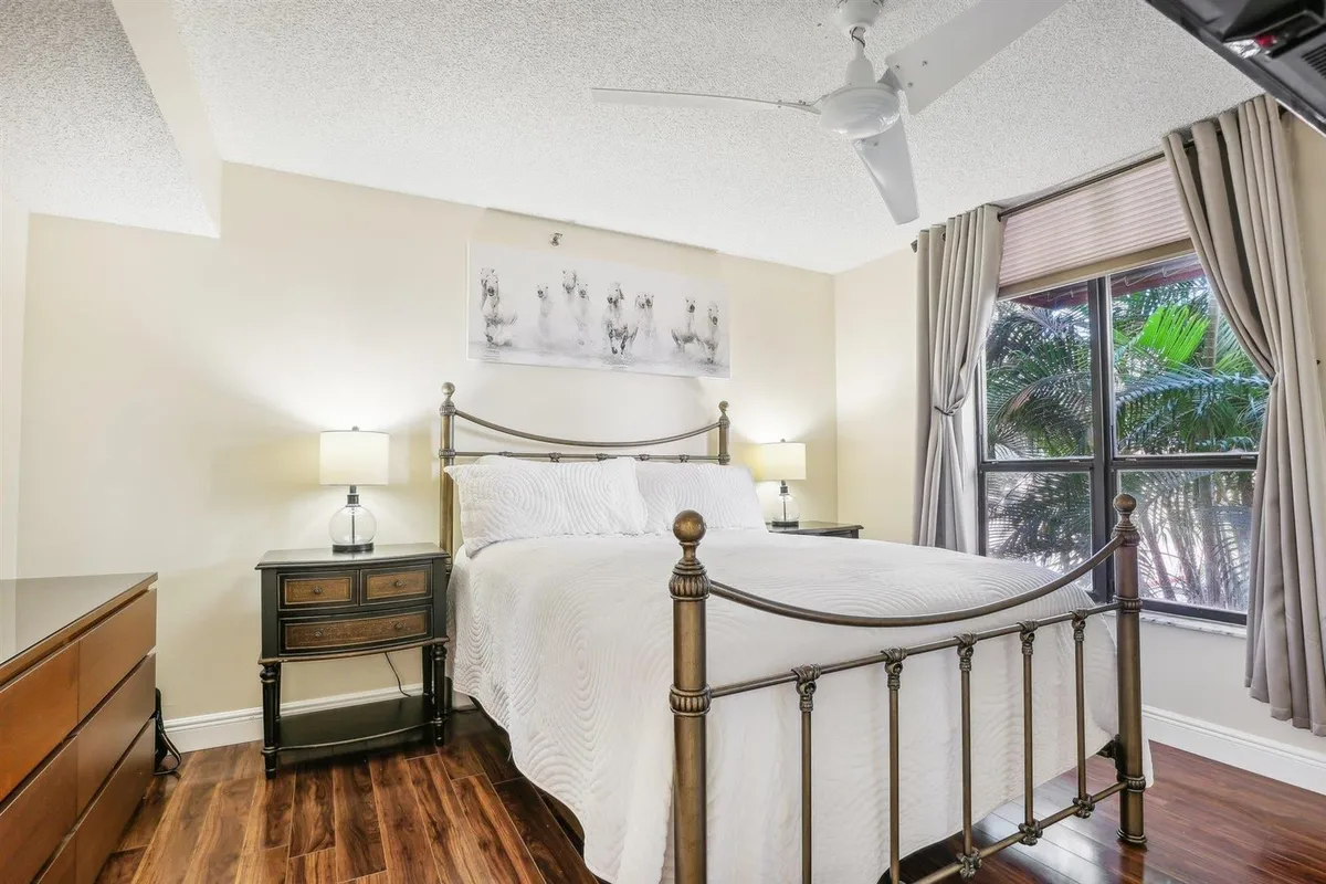 Unit 202 photo 22