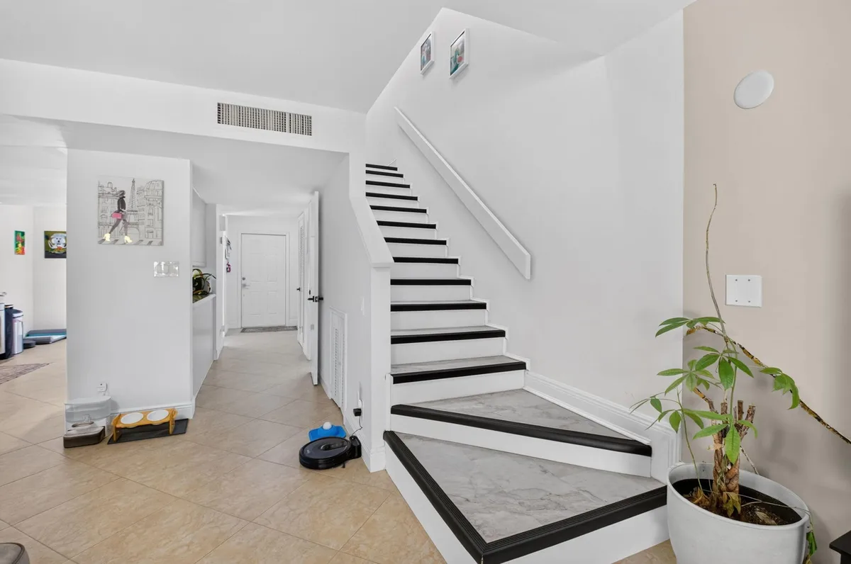Unit 16 photo 28