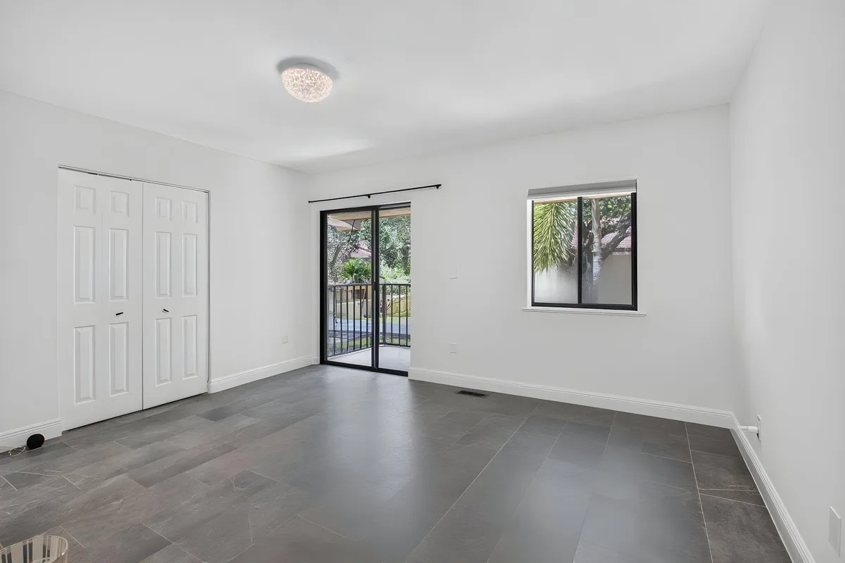 Unit 16 photo 34