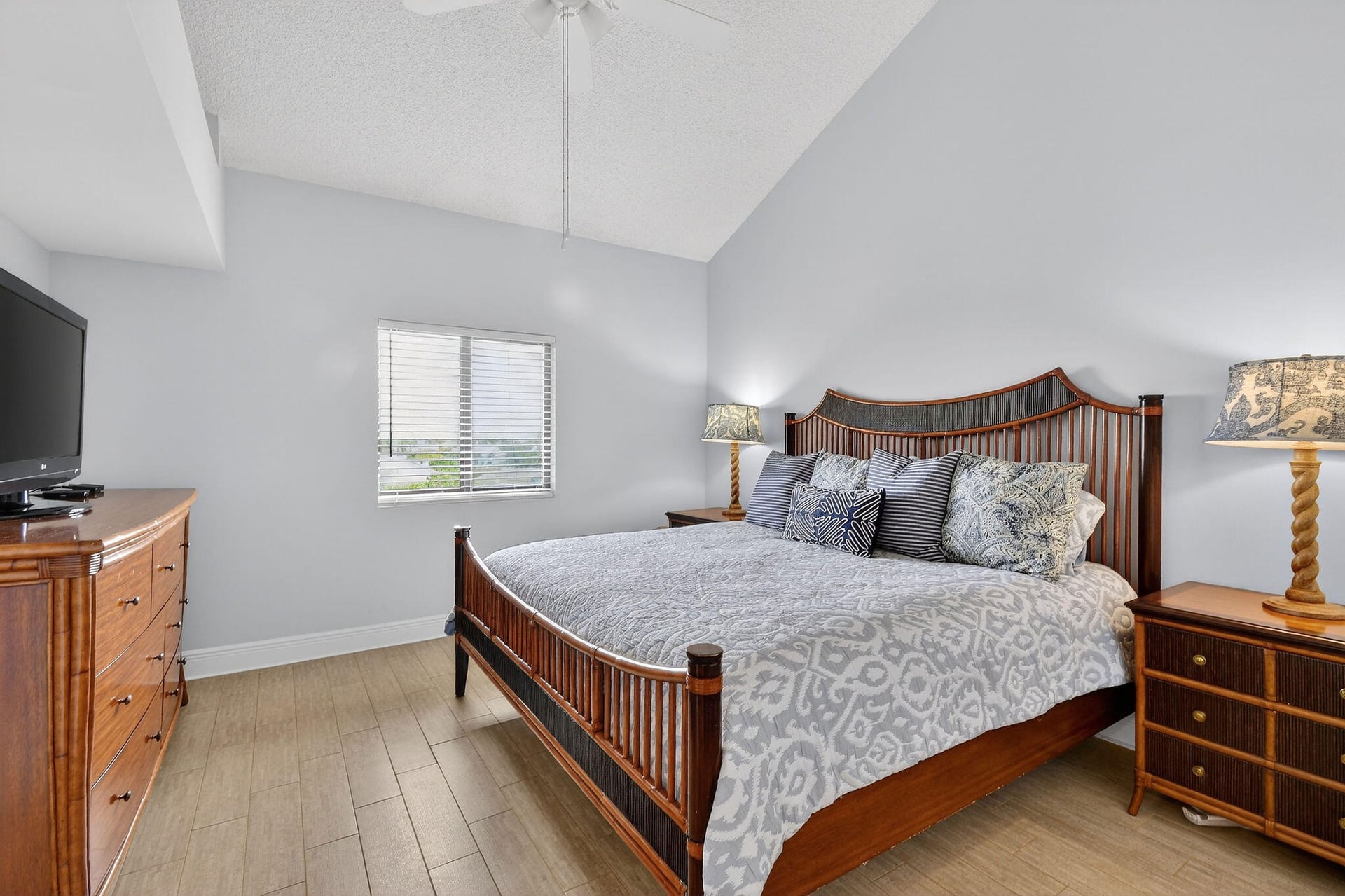 Unit 504 photo 22