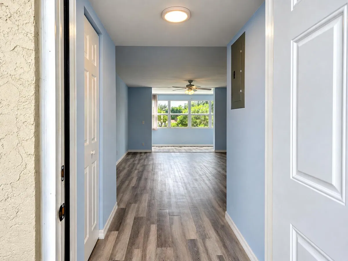 Unit 208 photo 4