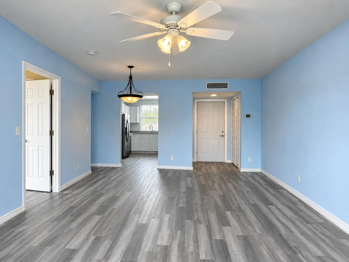 Unit 208 photo 7