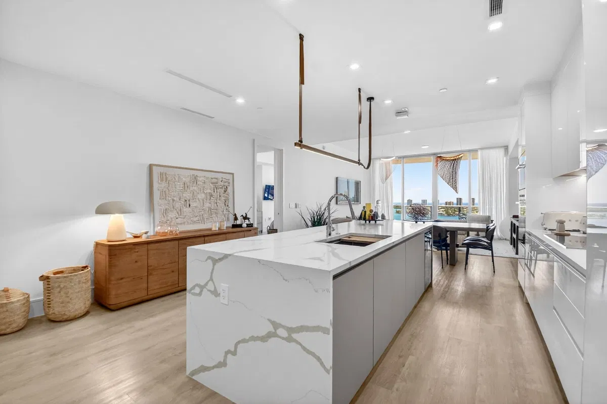 Nautilus 220 Unit 1708 photo 7
