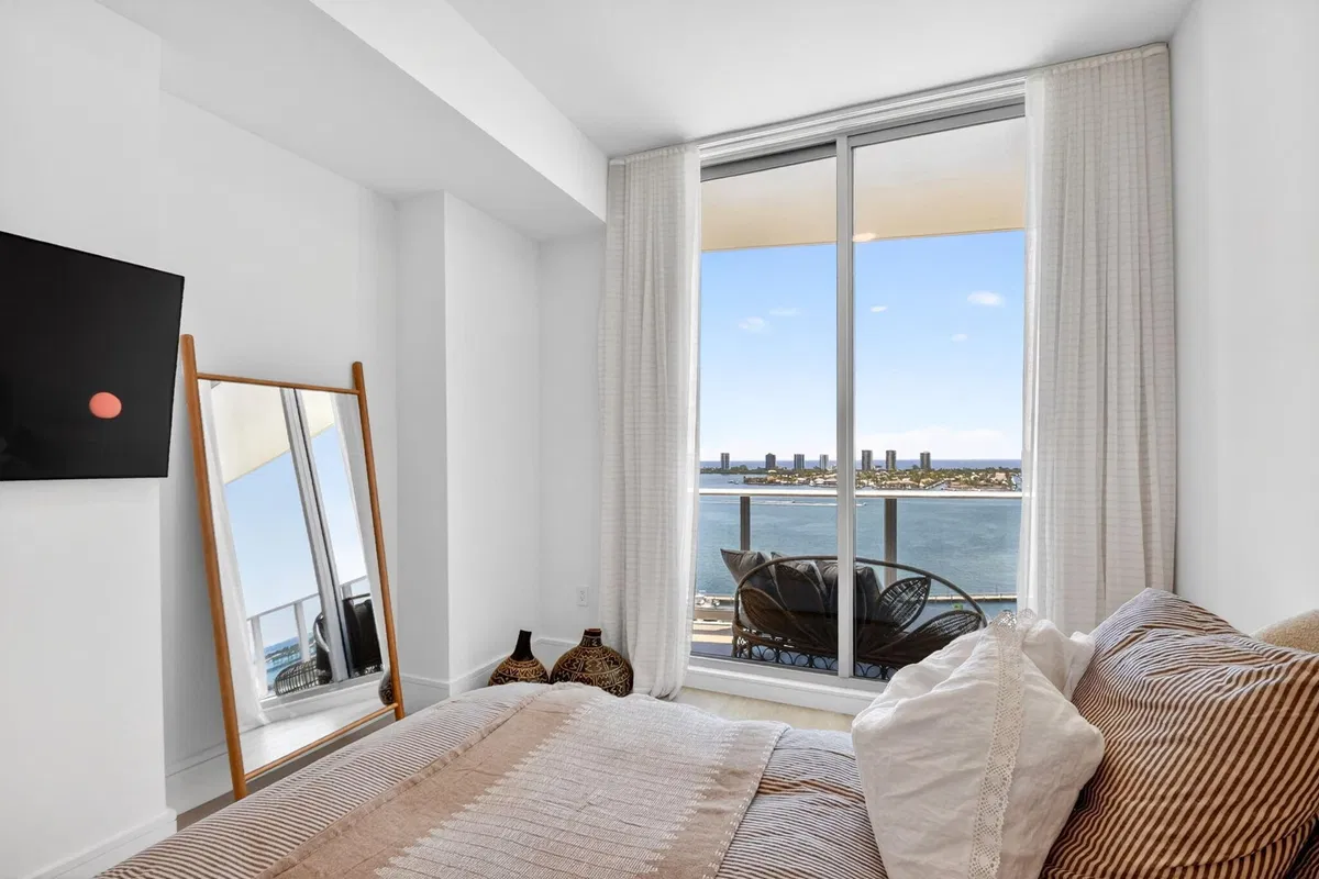 Nautilus 220 Unit 1708 photo 22