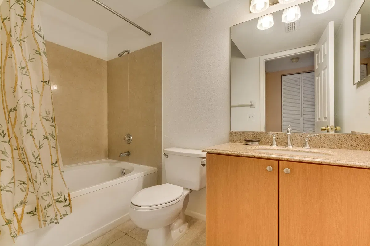 Unit 4-305 photo 16