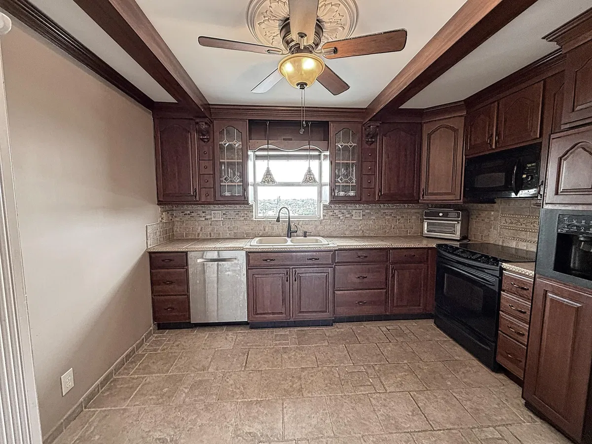 Unit 802 photo 19