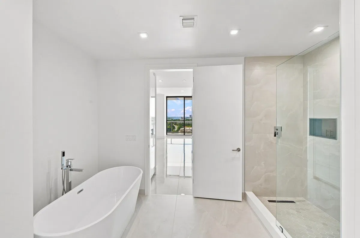 Nautilus 220 Unit 1407 photo 19