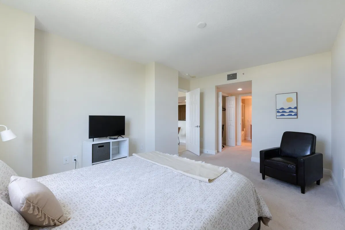 610 Clematis Unit 406 photo 10