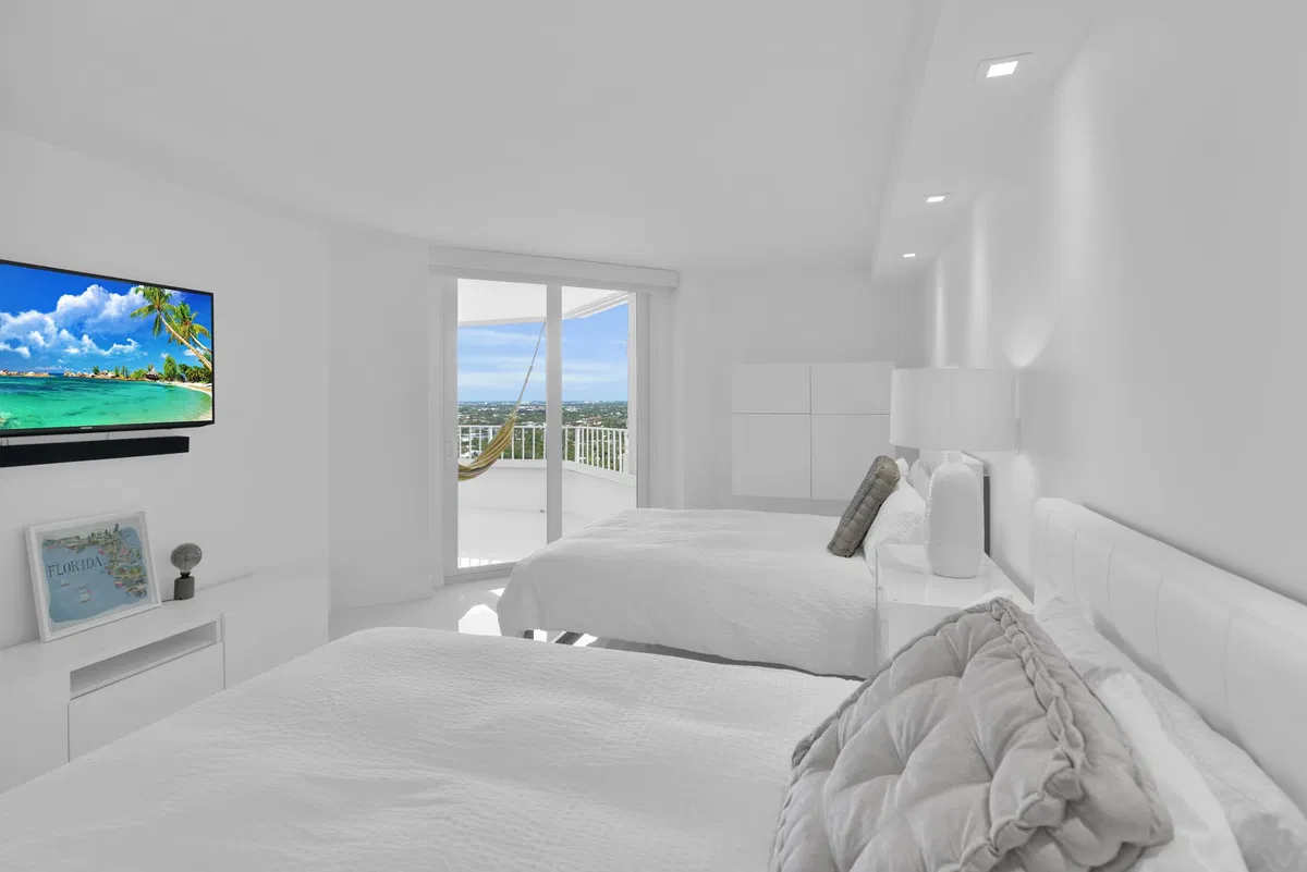 550 S Ocean Boca Unit 2203 photo 31