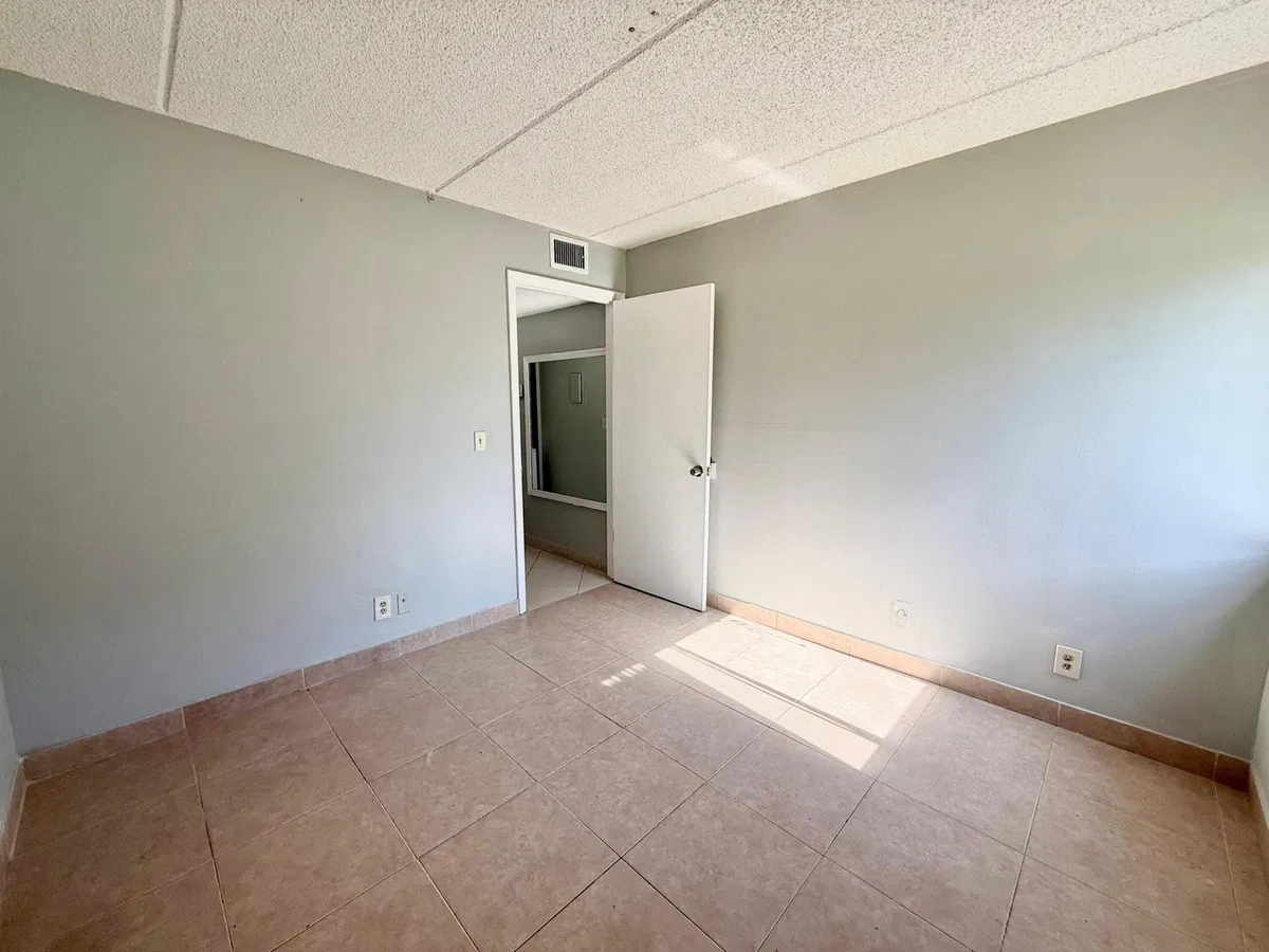 Unit 2 photo 13