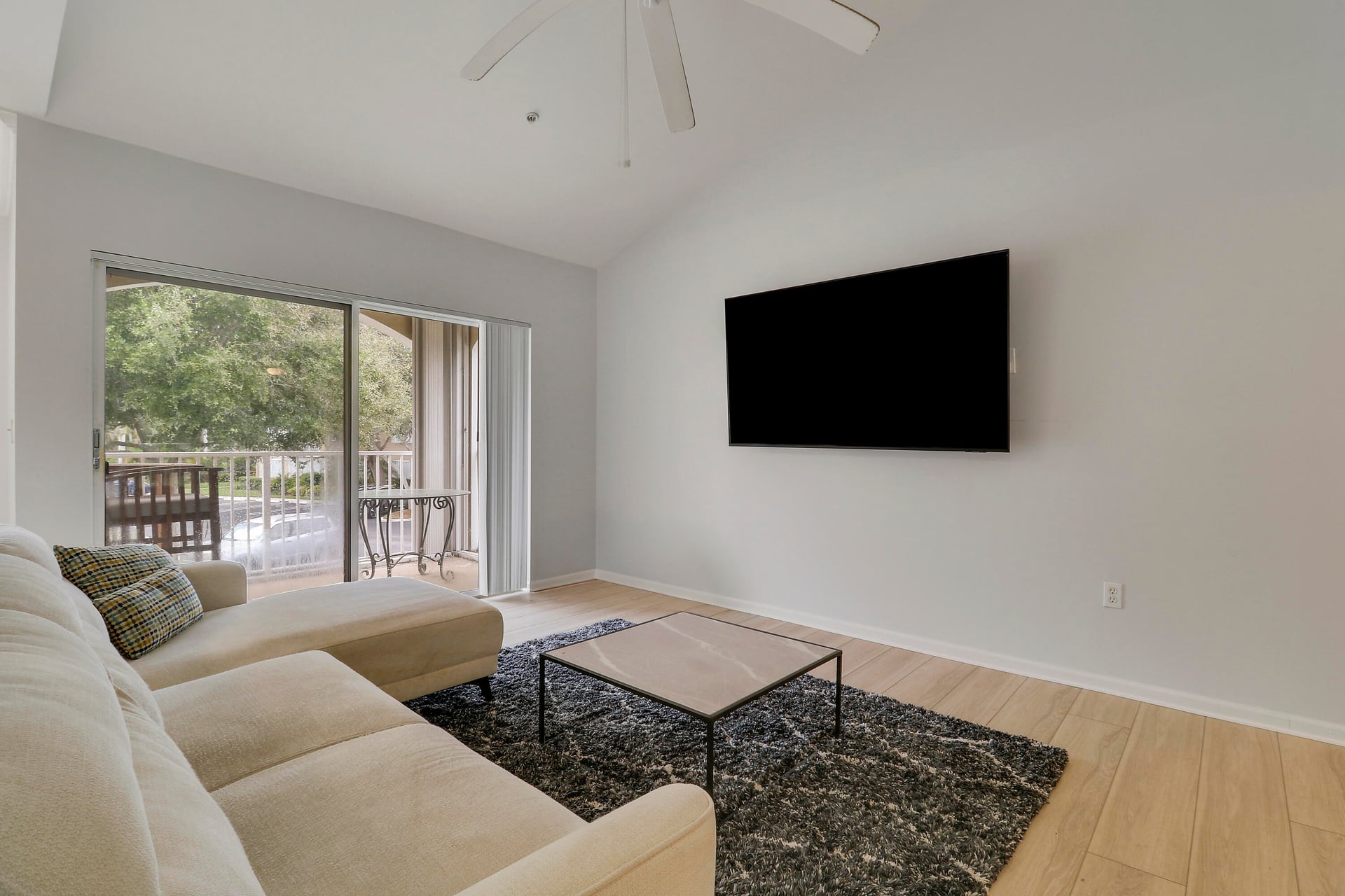 Unit 2212 photo 4